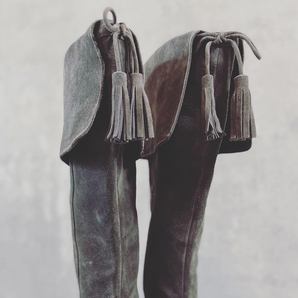 LORD & TAYLOR SUEDE BOOTS - Picture 3 of 3